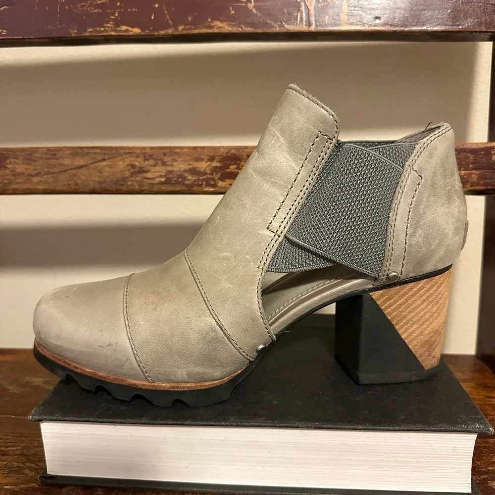 Sorel Addington Ankle Boots Quarry Light Gray Cut Out Heeled Booties Sandals